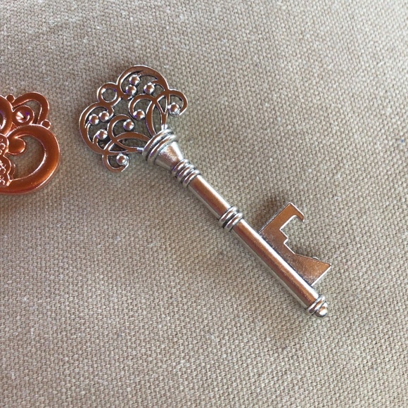 Bundle of 2 Vintage Replica Antique Skeleton Key Bottle Openers - Picture 3 of 4